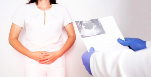 Gydytojas diagnozavo moterį, sergančią bakteriniu cistitu